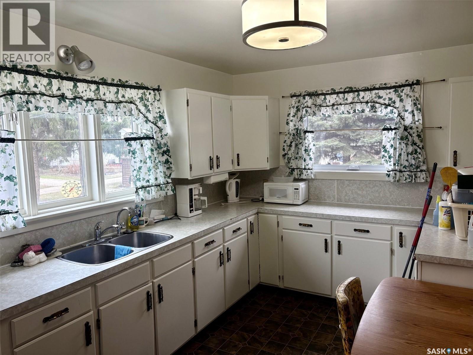 807 Elsinore Street, Whitewood, SK - Indoor Photo Showing Kitchen With Double Sink