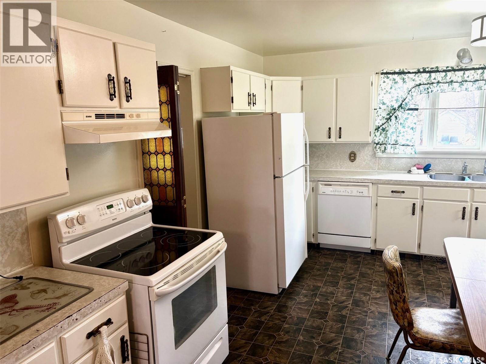 807 Elsinore Street, Whitewood, SK - Indoor Photo Showing Kitchen