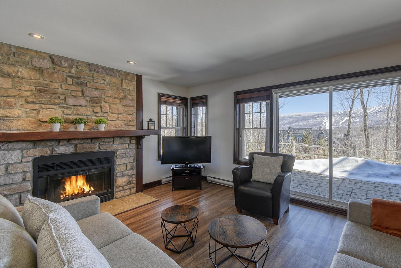 Living room - 1-250 Rue Du Mont-Plaisant, Mont-Tremblant, QC - Indoor Photo Showing Living Room With Fireplace