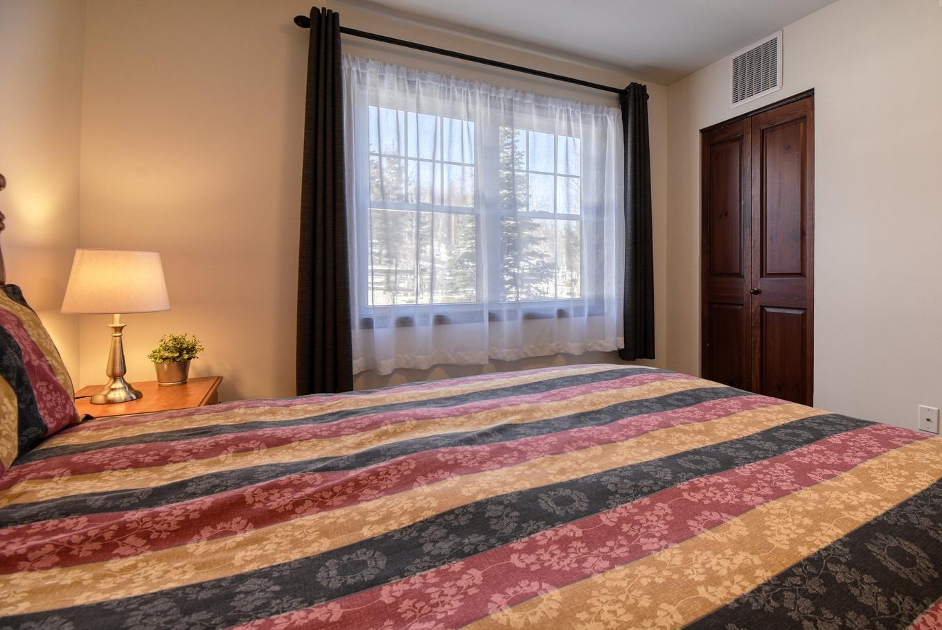 Bedroom - 1-250 Rue Du Mont-Plaisant, Mont-Tremblant, QC - Indoor Photo Showing Bedroom