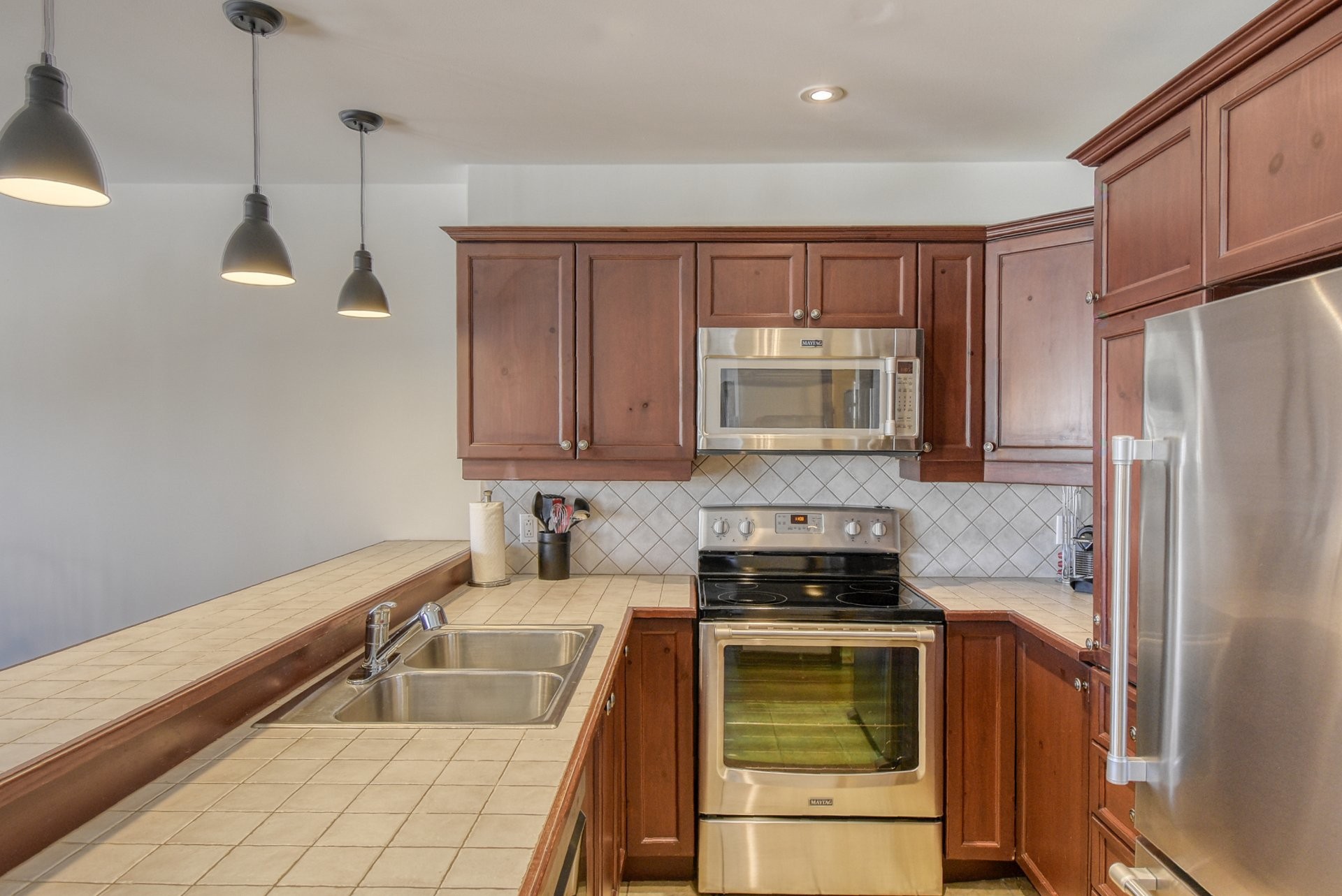 Kitchen - 1-250 Rue Du Mont-Plaisant, Mont-Tremblant, QC - Indoor Photo Showing Kitchen With Double Sink