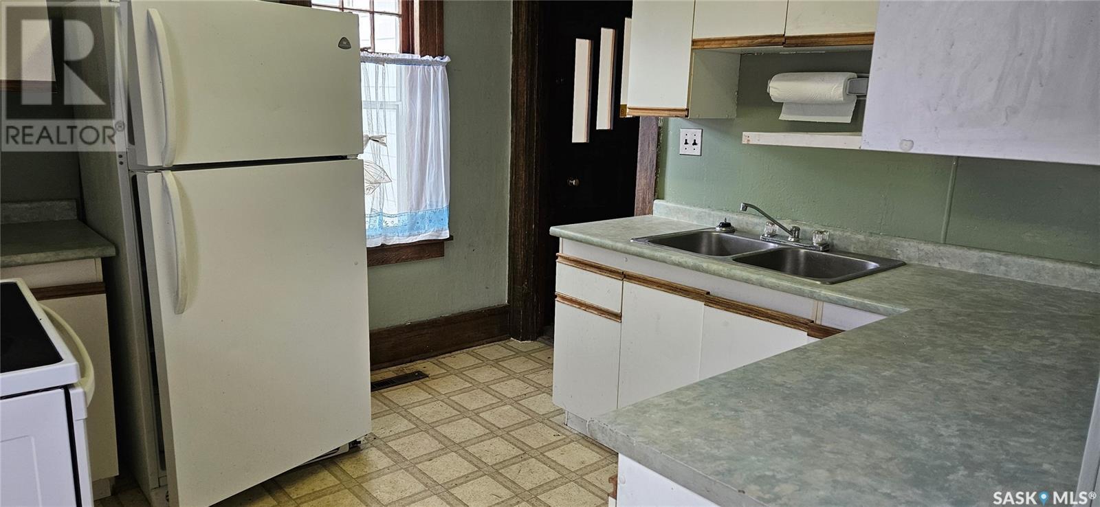 414 2Nd Avenue Nw, Swift Current, SK - Indoor Photo Showing Kitchen With Double Sink