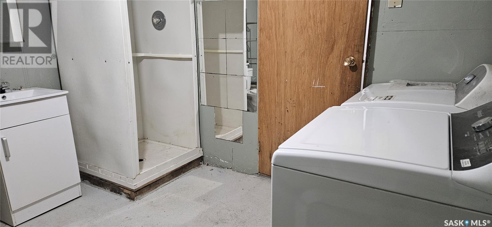 414 2Nd Avenue Nw, Swift Current, SK - Indoor Photo Showing Laundry Room