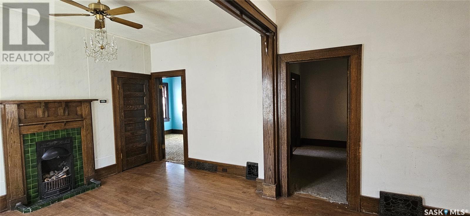 414 2Nd Avenue Nw, Swift Current, SK - Indoor Photo Showing Other Room With Fireplace