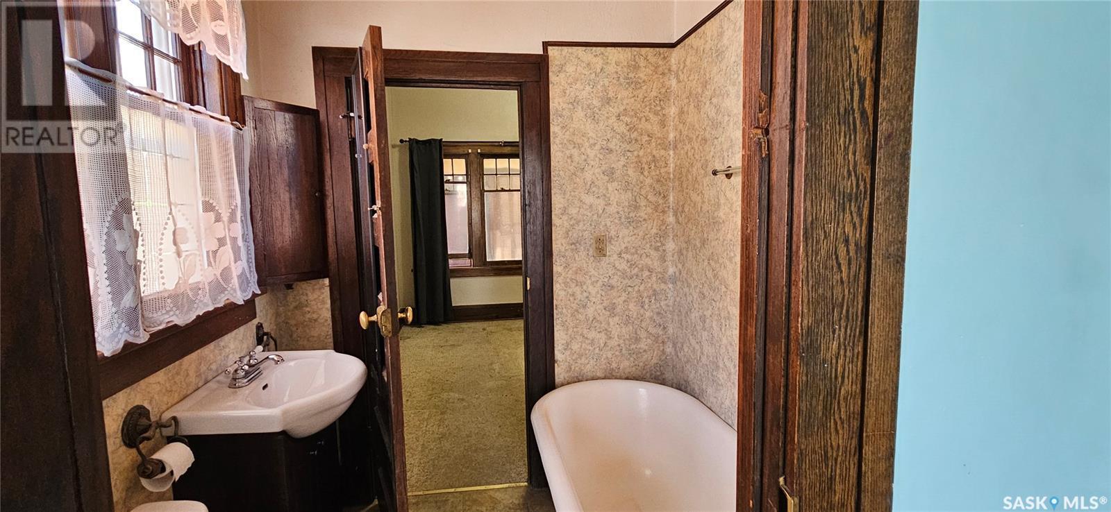 414 2Nd Avenue Nw, Swift Current, SK - Indoor Photo Showing Bathroom