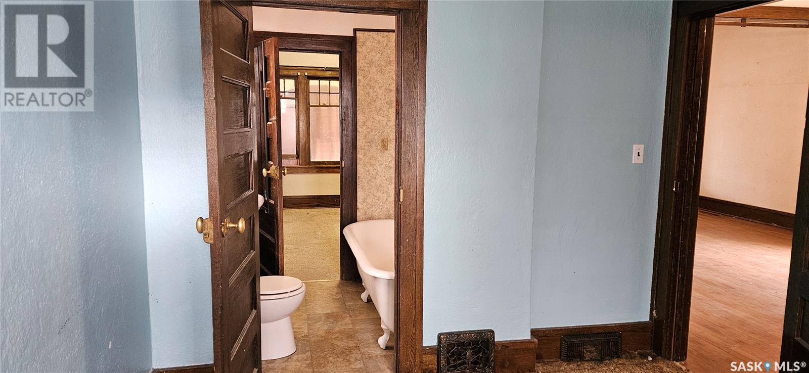 414 2Nd Avenue Nw, Swift Current, SK - Indoor Photo Showing Bathroom
