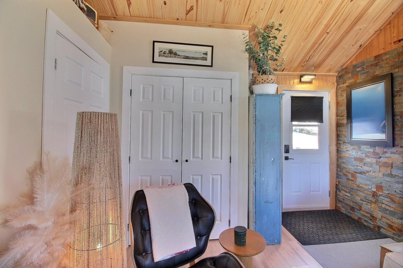 Hall - 264 Route 170, Sagard, QC - Indoor