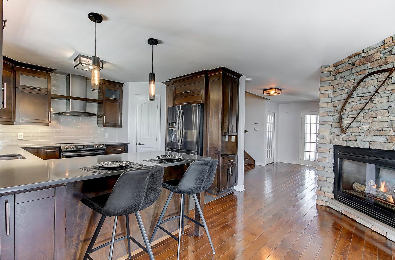 Kitchen - 592 Rue Toulouse, Repentigny (Repentigny), QC - Indoor Photo Showing Kitchen With Fireplace With Upgraded Kitchen