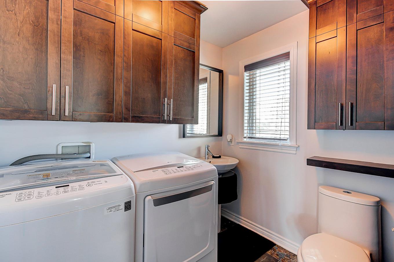 Powder room - 592 Rue Toulouse, Repentigny (Repentigny), QC - Indoor Photo Showing Laundry Room