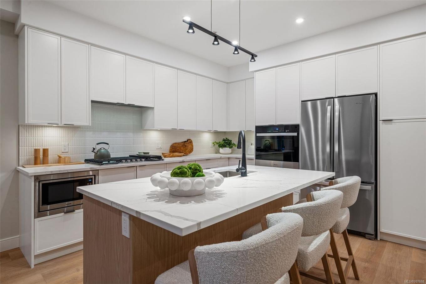 205-1810 Selenite Pl, Langford, BC - Indoor Photo Showing Kitchen With Upgraded Kitchen