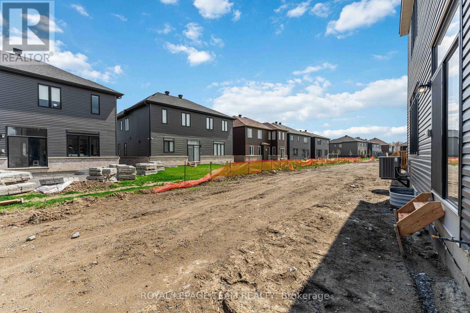 2026 Wanderer Avenue, Ottawa, ON - Outdoor