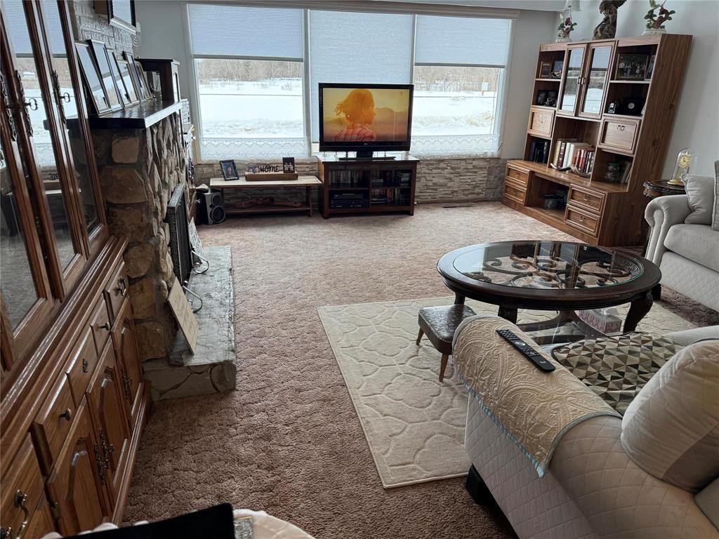 77 Railway Avenue, Benito, MB - Indoor Photo Showing Living Room