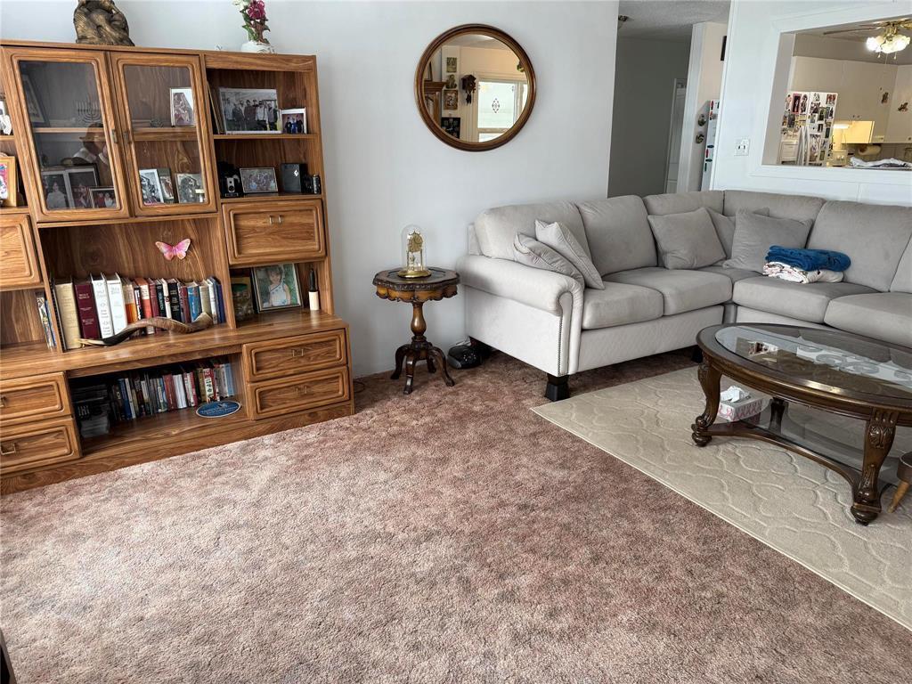77 Railway Avenue, Benito, MB - Indoor Photo Showing Living Room