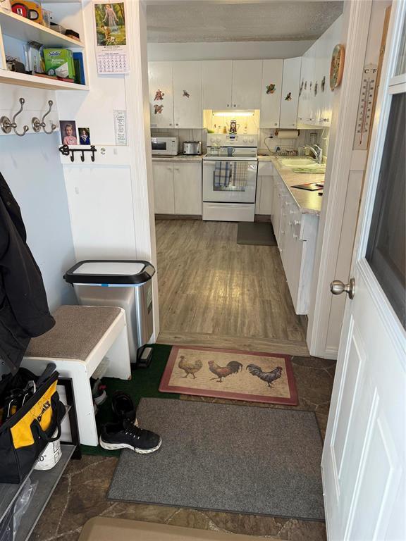 77 Railway Avenue, Benito, MB - Indoor Photo Showing Kitchen