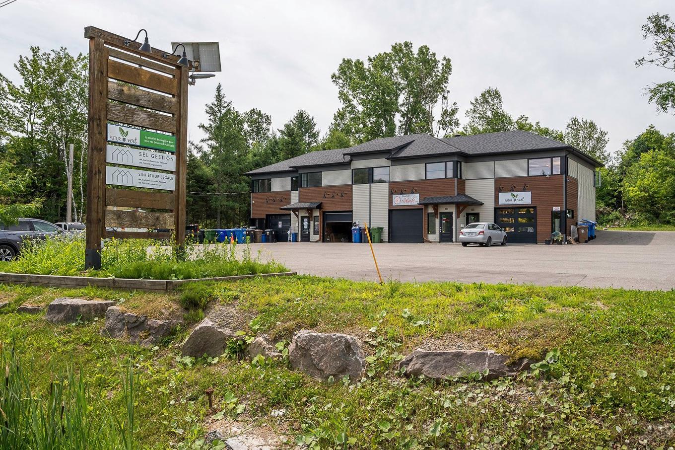 Frontage - 450 - 464 Boul. Des Laurentides, Piedmont, QC - Outdoor