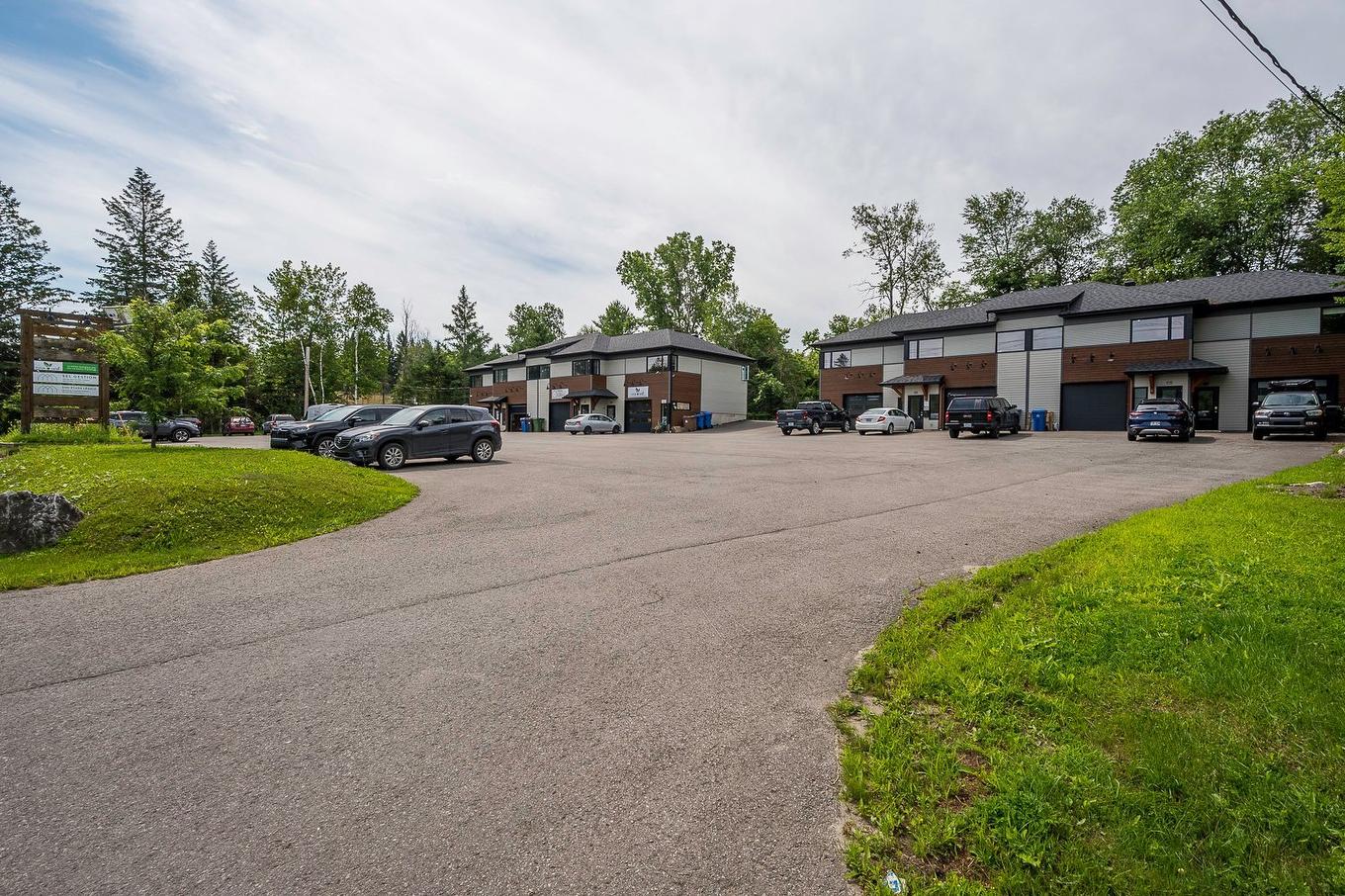 Frontage - 450 - 464 Boul. Des Laurentides, Piedmont, QC - Outdoor