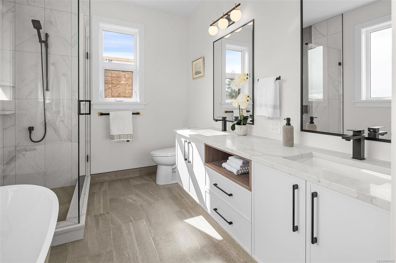 1548 Marble Pl, Langford, BC - Indoor Photo Showing Bathroom