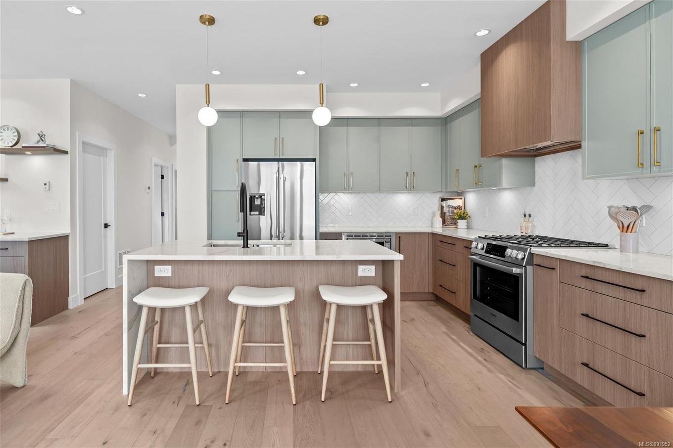 1548 Marble Pl, Langford, BC - Indoor Photo Showing Kitchen With Upgraded Kitchen