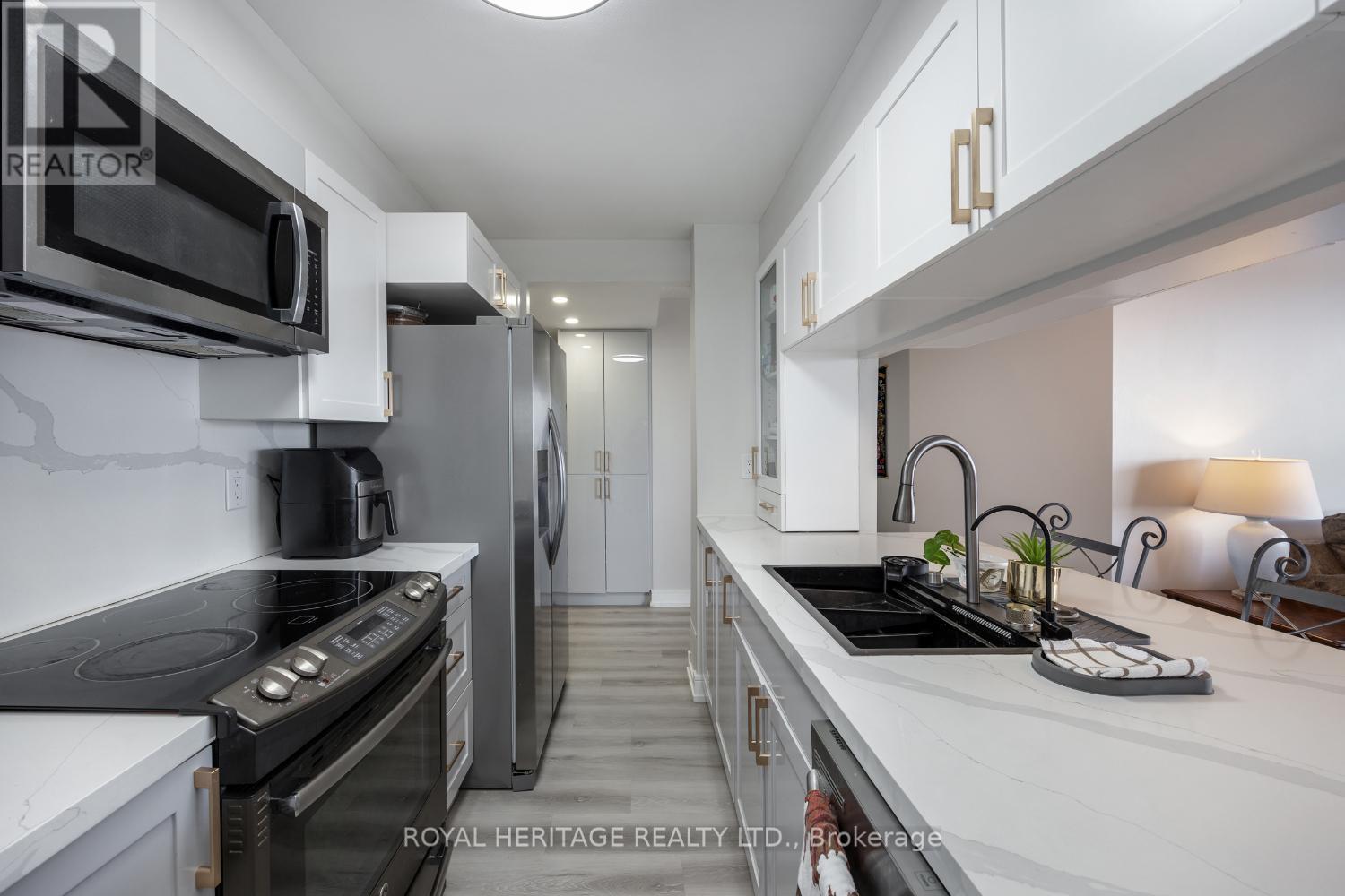 1003 - 90 Dale Avenue, Toronto, ON - Indoor Photo Showing Kitchen