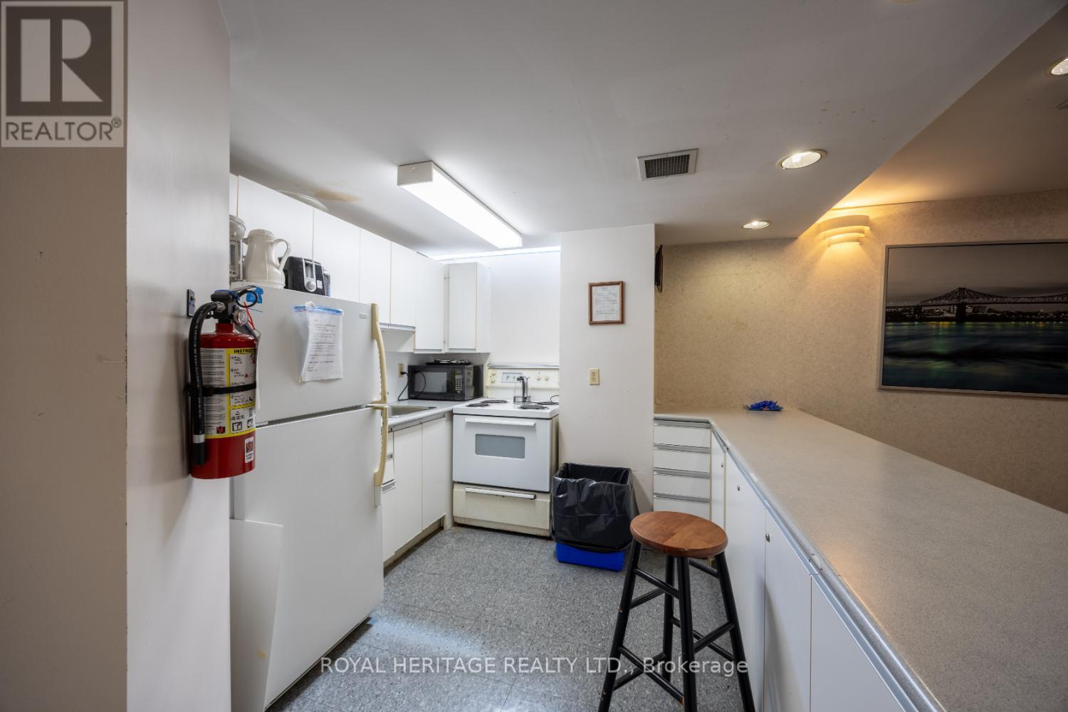1003 - 90 Dale Avenue, Toronto, ON - Indoor Photo Showing Kitchen