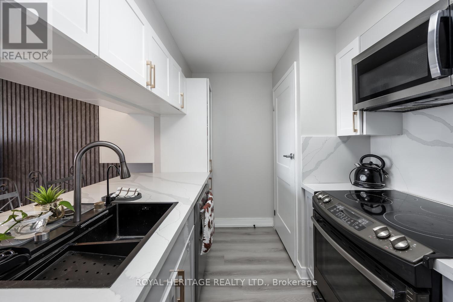 1003 - 90 Dale Avenue, Toronto, ON - Indoor Photo Showing Kitchen With Upgraded Kitchen