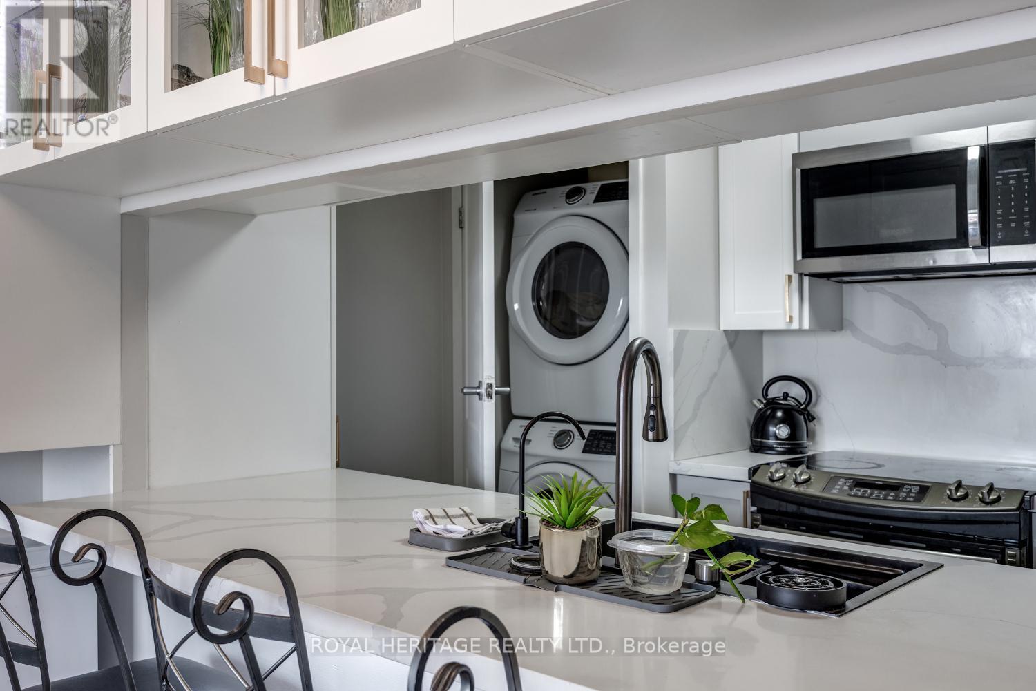 1003 - 90 Dale Avenue, Toronto, ON - Indoor Photo Showing Kitchen