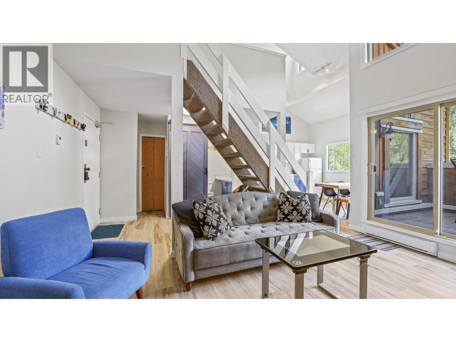 2035 Panorama Drive Unit# 237, Panorama, BC - Indoor Photo Showing Living Room