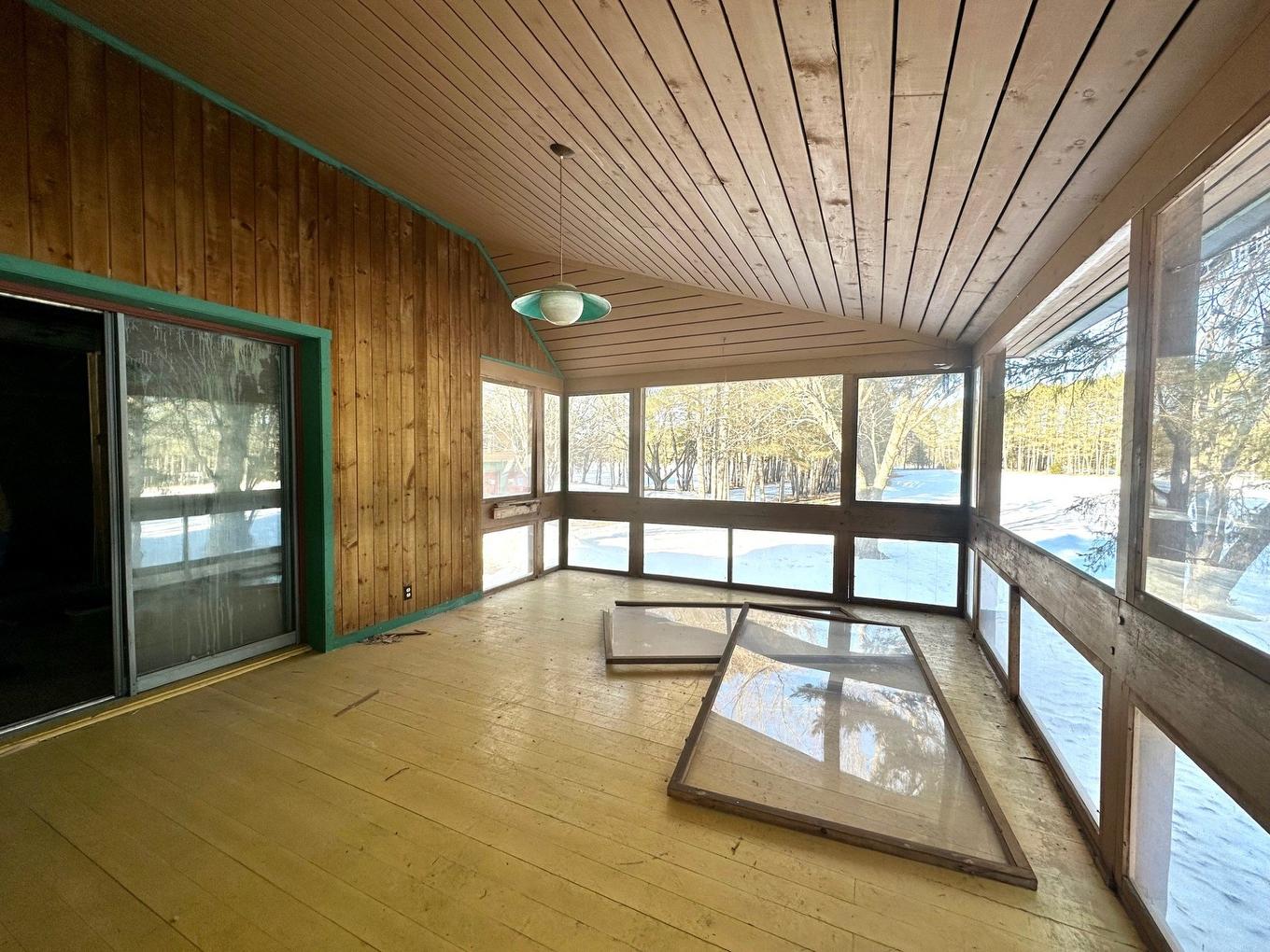 Solarium/Sunroom - 320 Rue L'Annonciation N., Rivière-Rouge, QC - Indoor Photo Showing Other Room