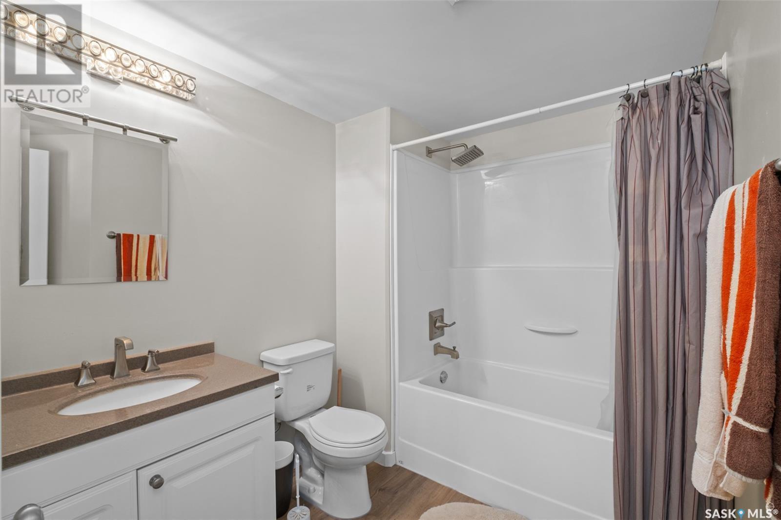 3 8Th Street, Lakeland Rm No. 521, SK - Indoor Photo Showing Bathroom