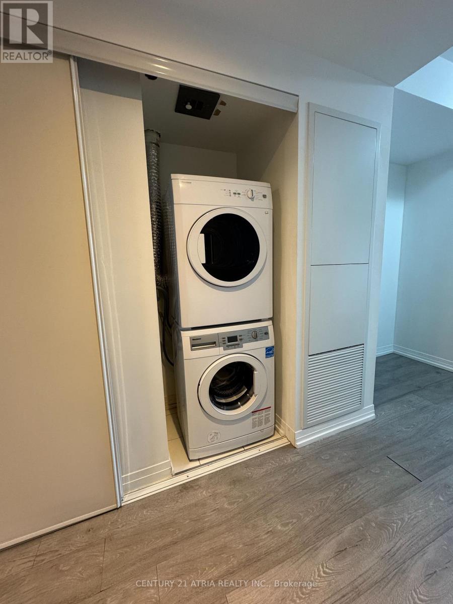 810 - 251 Jarvis Street, Toronto, ON - Indoor Photo Showing Laundry Room