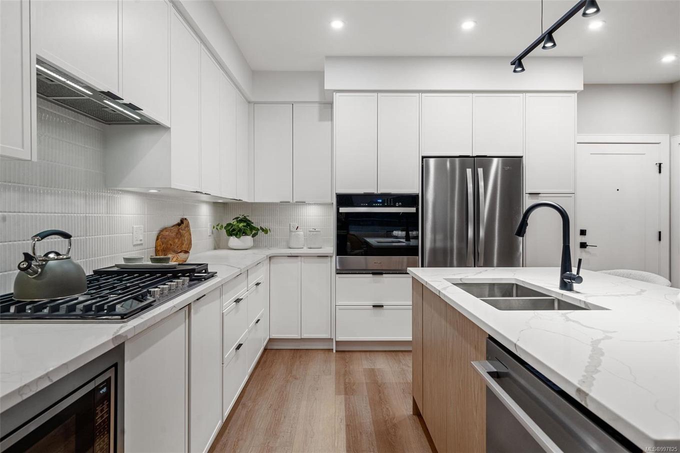 605-1810 Selenite Pl, Langford, BC - Indoor Photo Showing Kitchen With Double Sink With Upgraded Kitchen