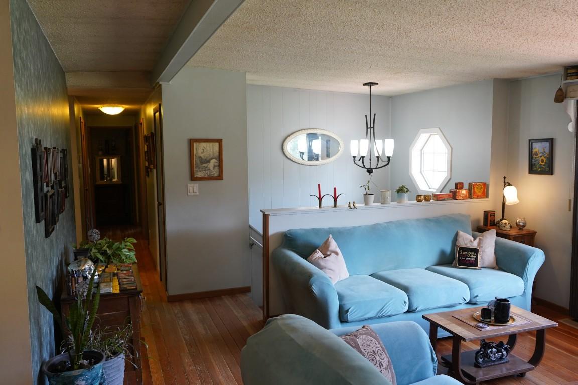 6681 26 Mile Frontage Road, Clinton, BC - Indoor Photo Showing Living Room