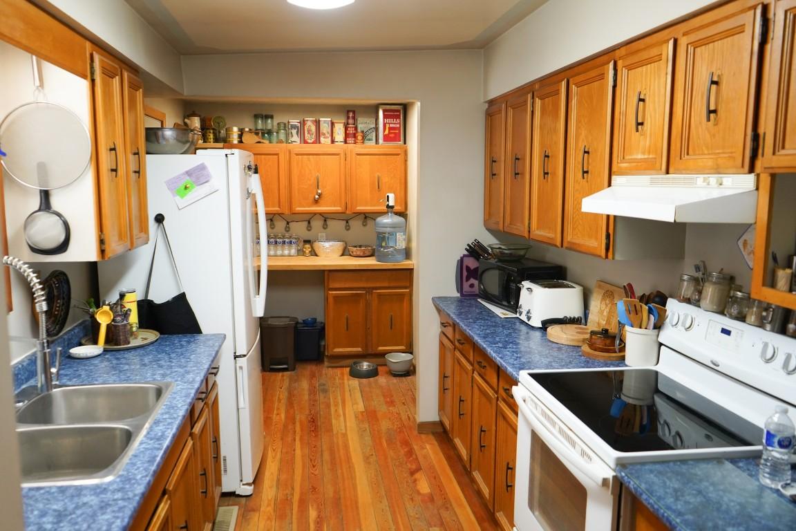 6681 26 Mile Frontage Road, Clinton, BC - Indoor Photo Showing Kitchen With Double Sink