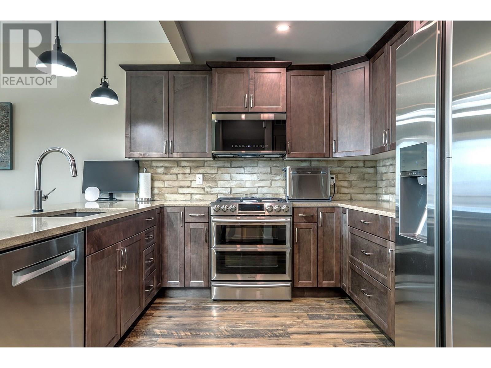 9834 Cathedral Drive, Silver Star, BC - Indoor Photo Showing Kitchen With Upgraded Kitchen