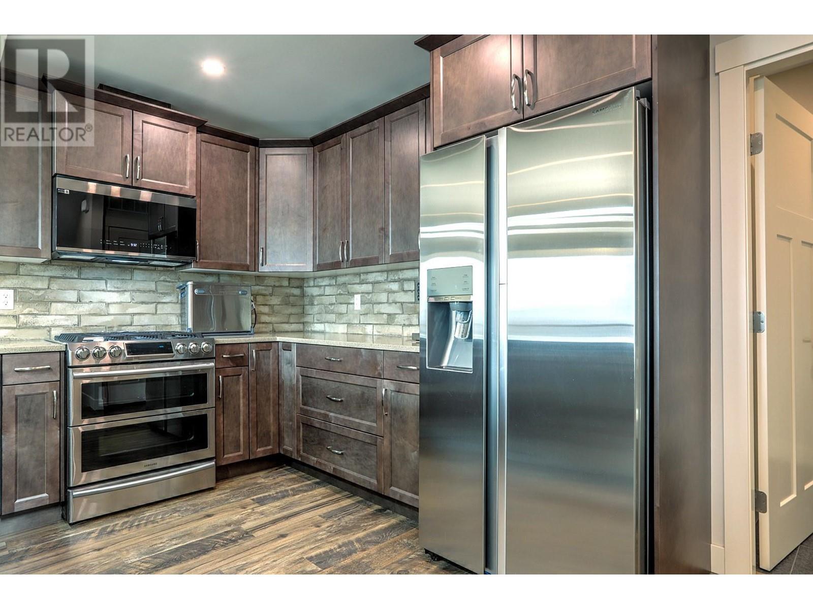 9834 Cathedral Drive, Silver Star, BC - Indoor Photo Showing Kitchen With Upgraded Kitchen