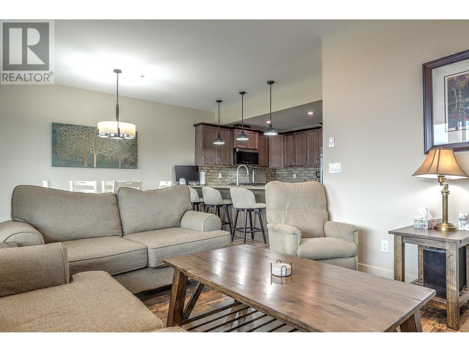 9834 Cathedral Drive, Silver Star, BC - Indoor Photo Showing Living Room