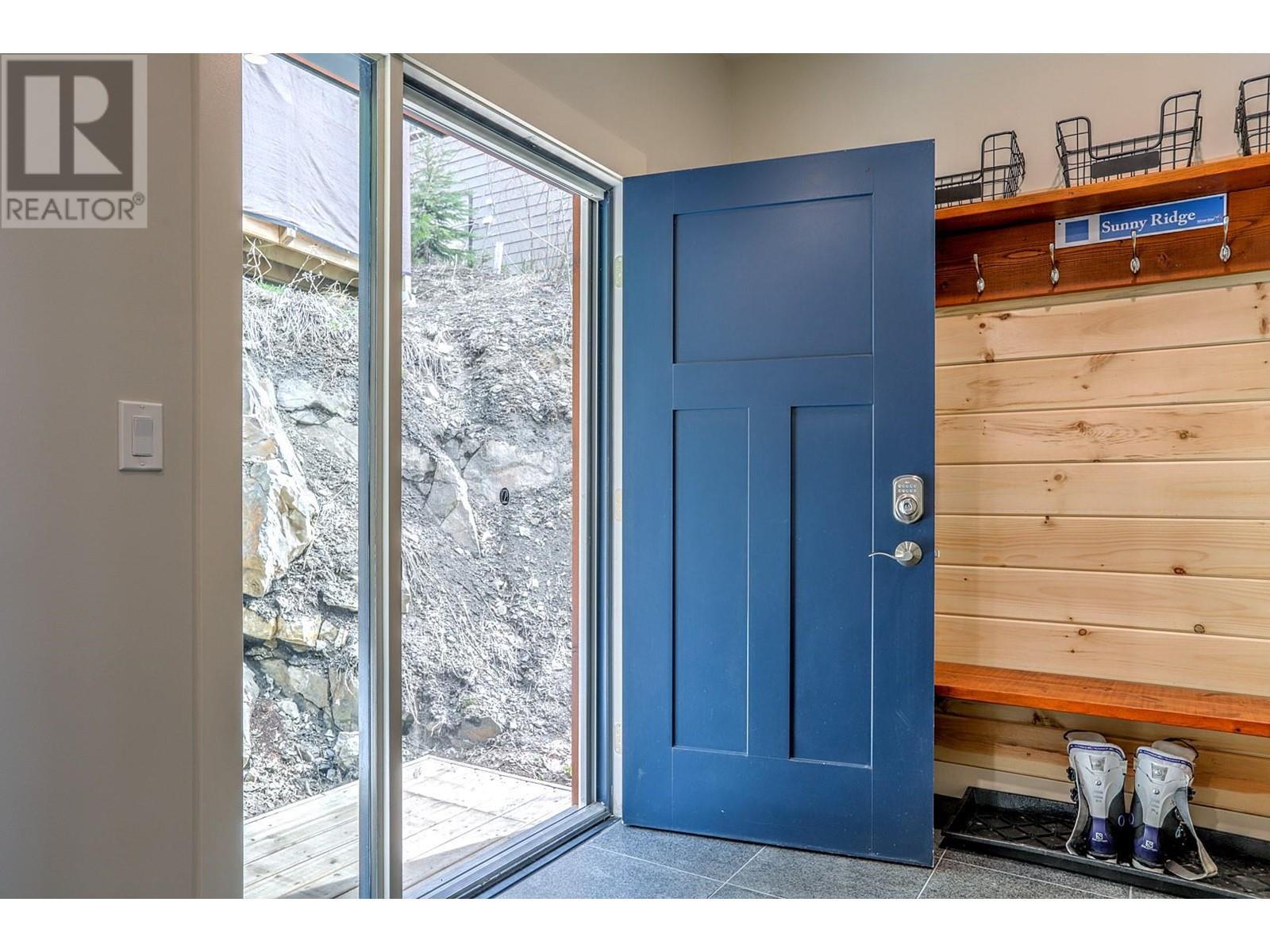 9834 Cathedral Drive, Silver Star, BC - Indoor Photo Showing Other Room