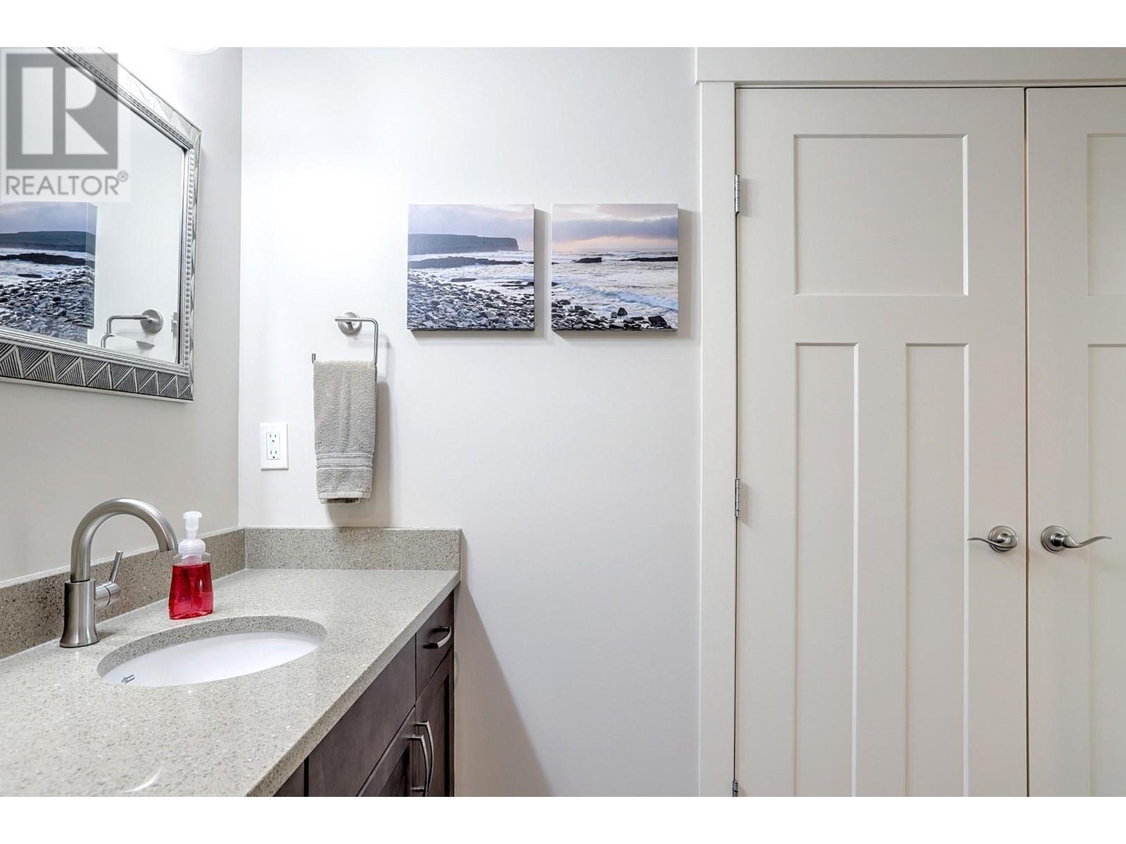 9834 Cathedral Drive, Silver Star, BC - Indoor Photo Showing Bathroom