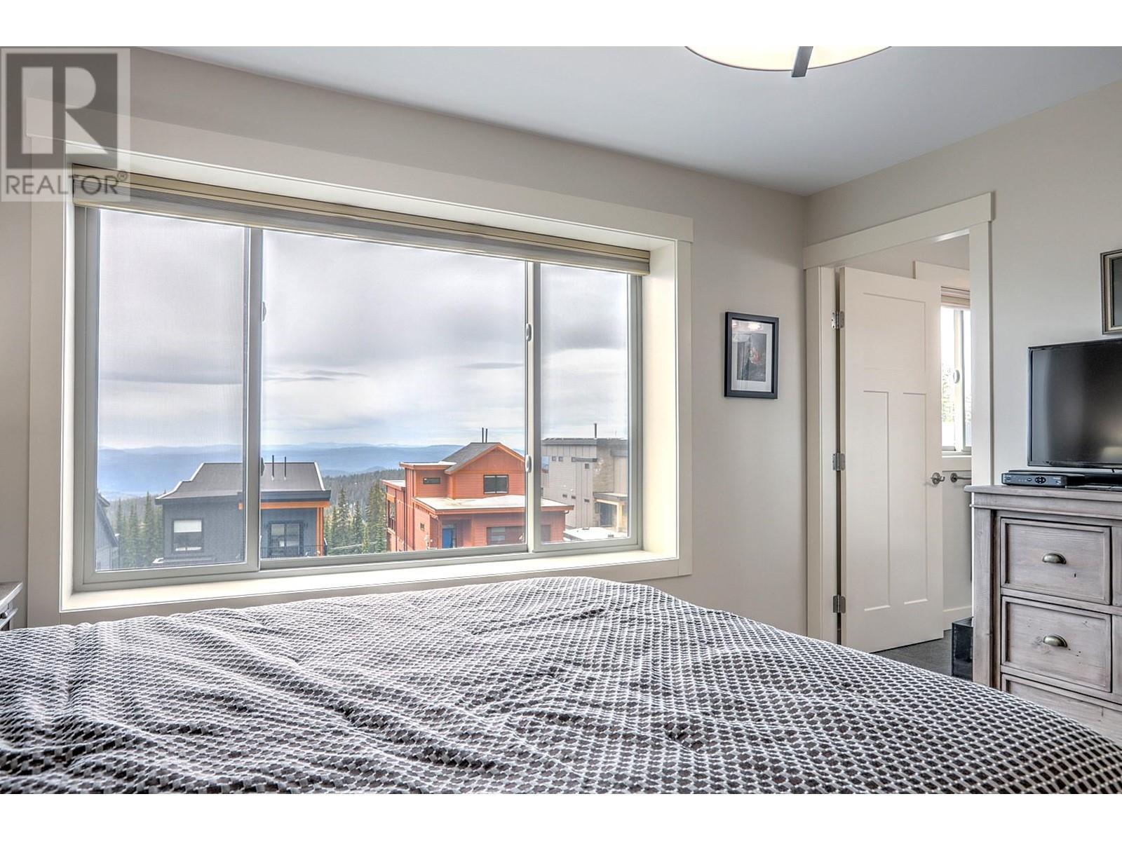 9834 Cathedral Drive, Silver Star, BC - Indoor Photo Showing Bedroom