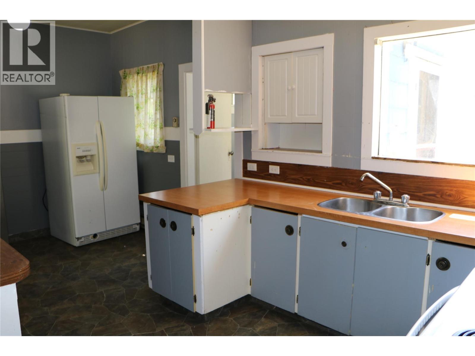2370/2582 Barnhartvale Road, Kamloops, BC - Indoor Photo Showing Kitchen With Double Sink