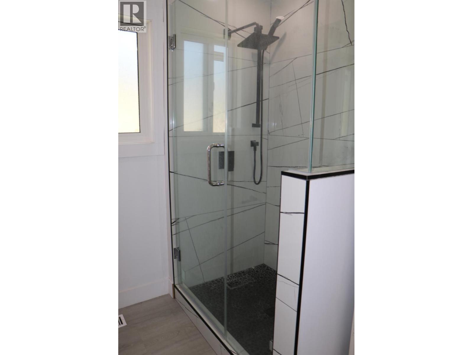 2448 Barnhartvale Road, Kamloops, BC - Indoor Photo Showing Bathroom