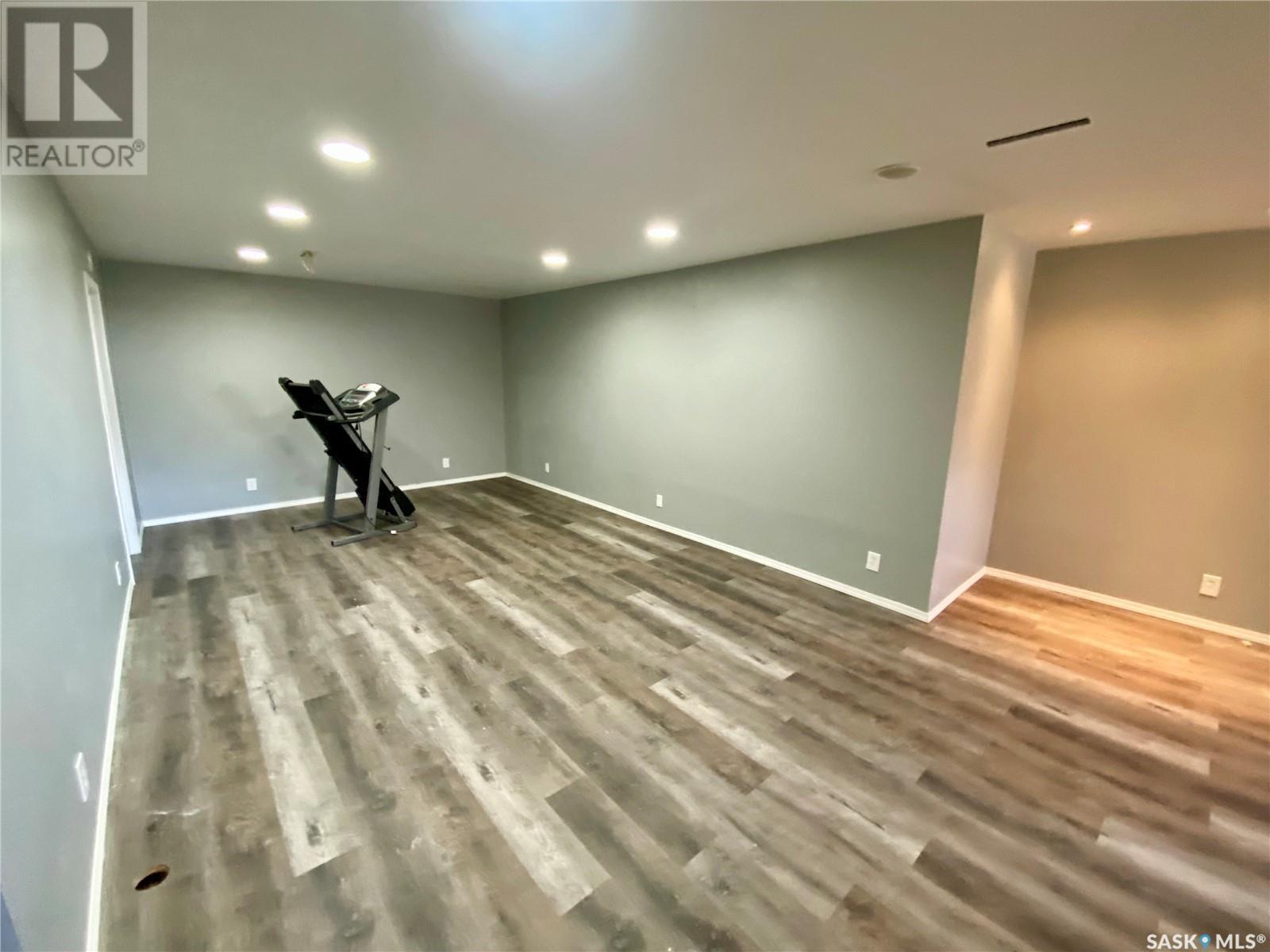 320 2 Street E, Carnduff, SK - Indoor