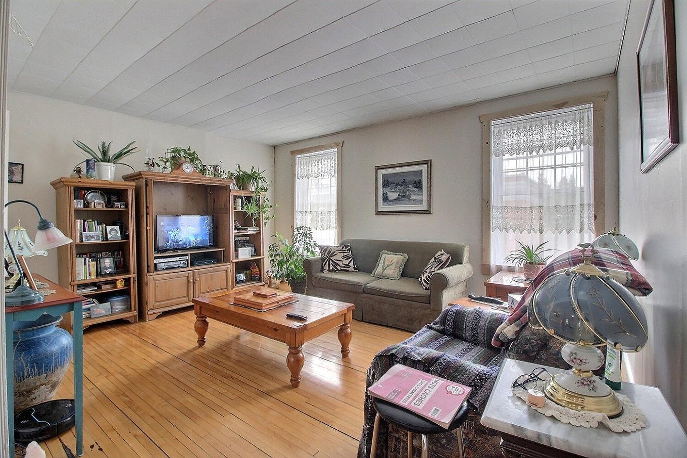 Living room - 1099 - 1105 Rue Main, Ayer'S Cliff, QC - Indoor Photo Showing Living Room