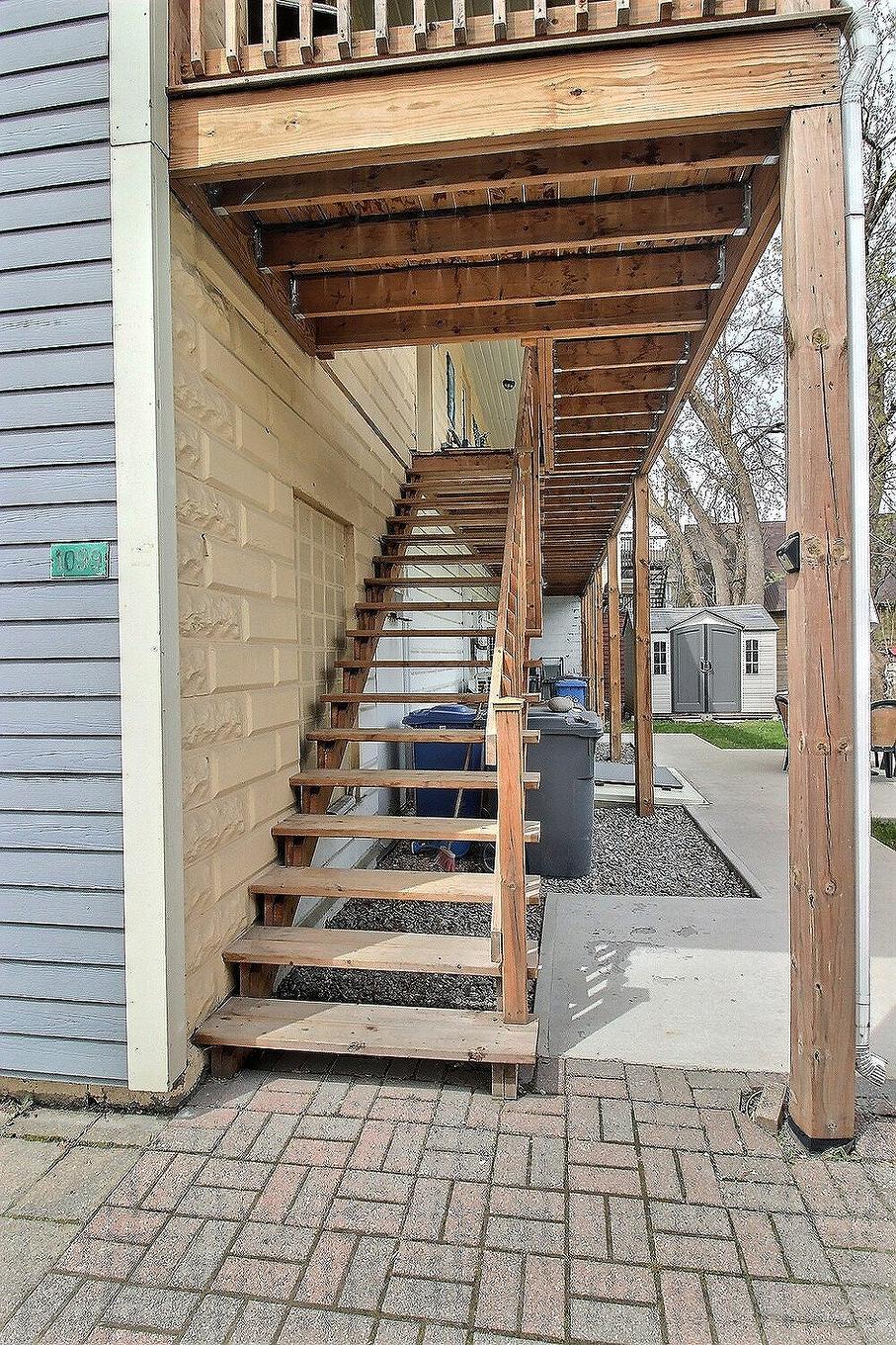Staircase - 1099 - 1105 Rue Main, Ayer'S Cliff, QC - With Exterior
