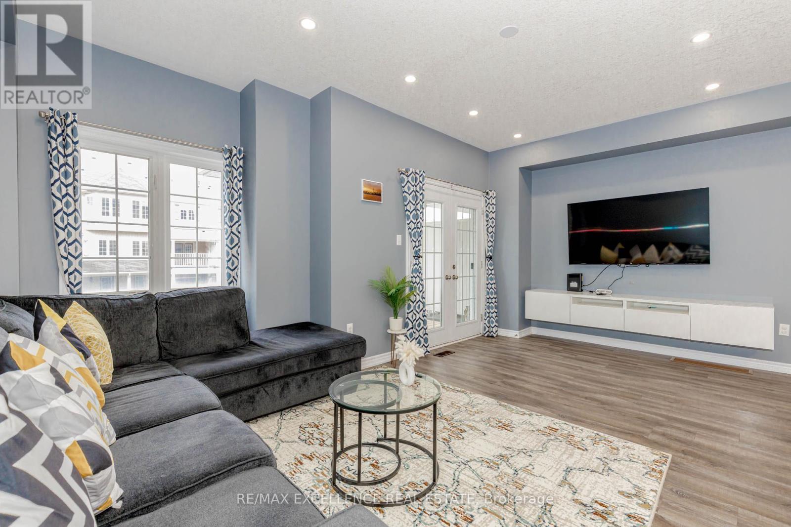 9 Hiscott Drive, Hamilton, ON - Indoor Photo Showing Living Room