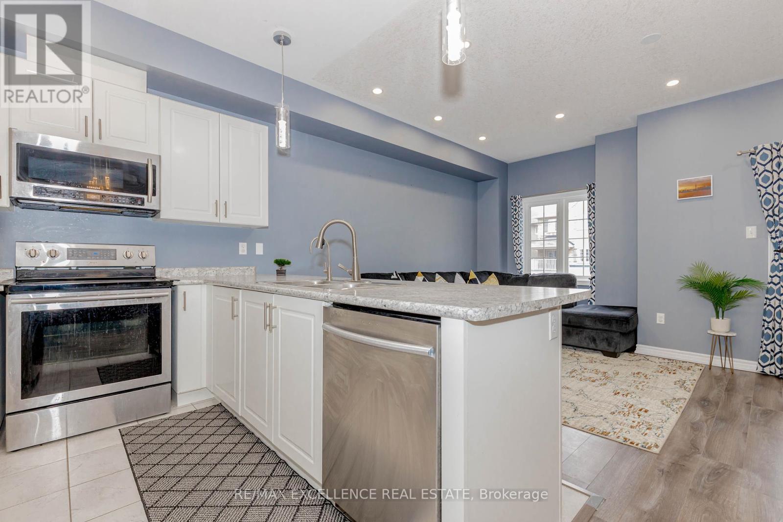 9 Hiscott Drive, Hamilton, ON - Indoor Photo Showing Kitchen