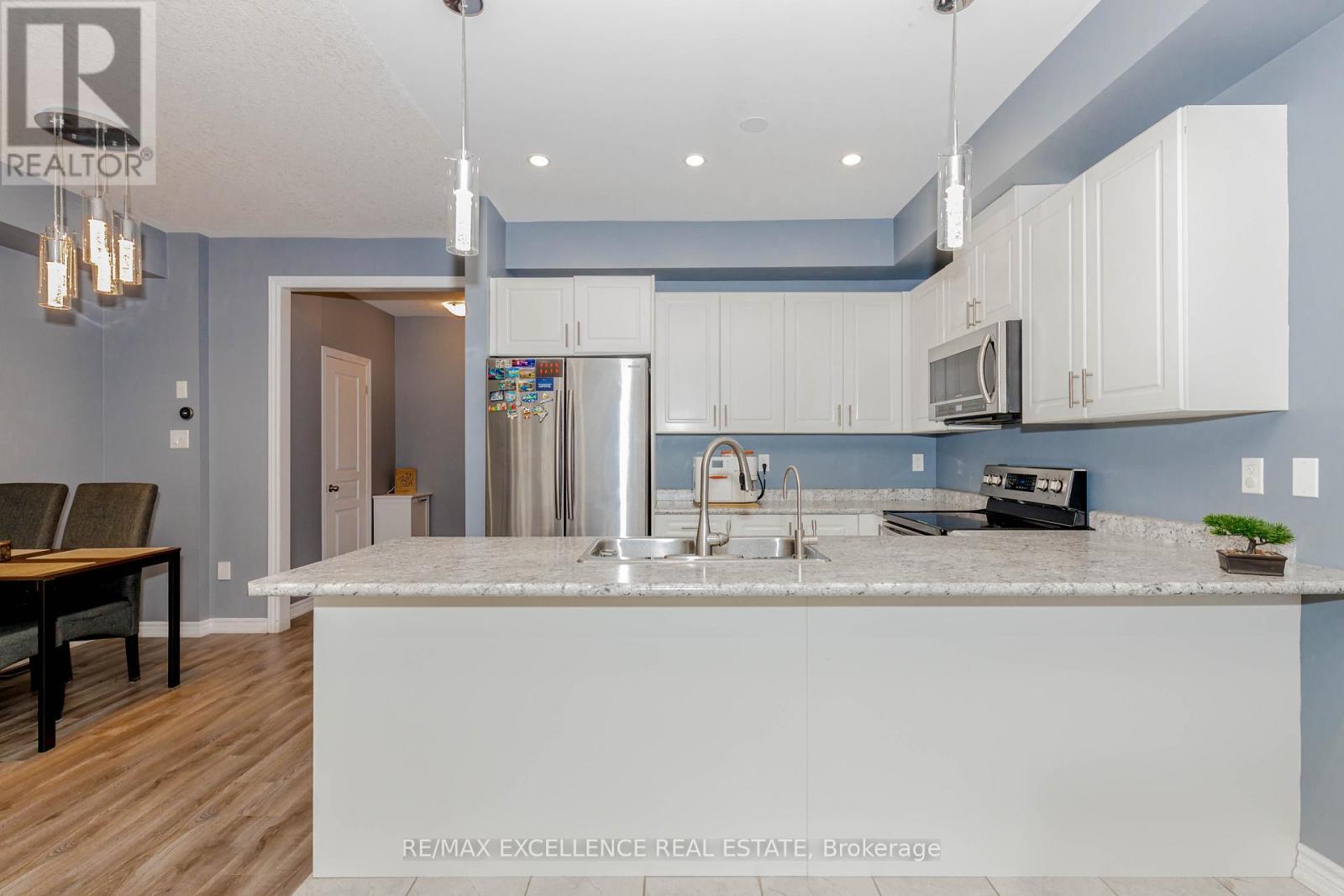 9 Hiscott Drive, Hamilton, ON - Indoor Photo Showing Kitchen With Double Sink With Upgraded Kitchen