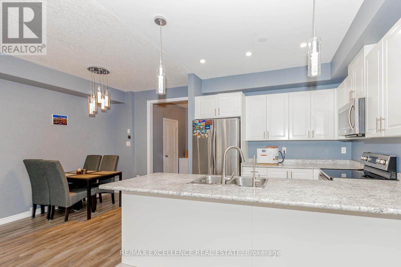 9 Hiscott Drive, Hamilton, ON - Indoor Photo Showing Kitchen