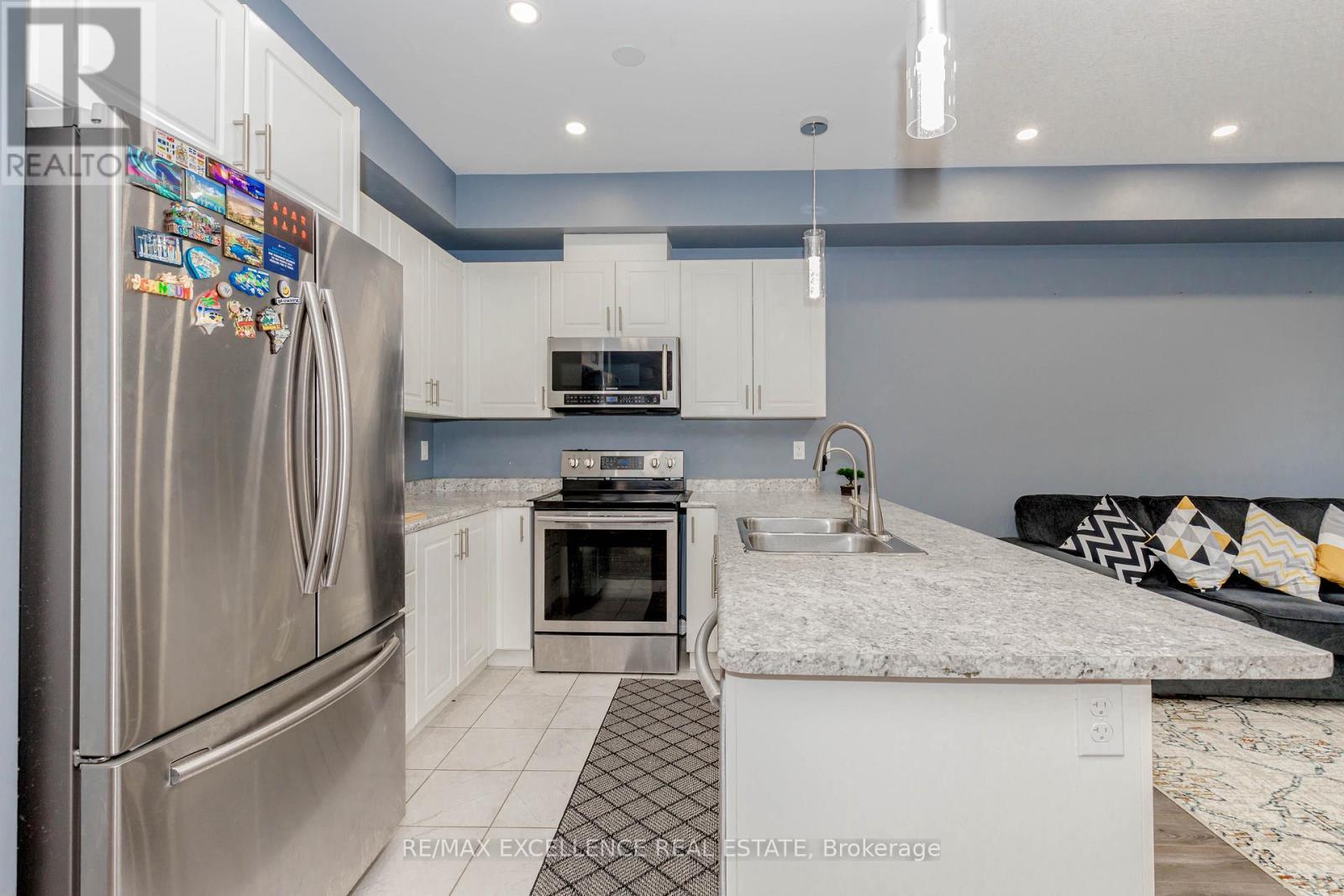 9 Hiscott Drive, Hamilton, ON - Indoor Photo Showing Kitchen With Double Sink With Upgraded Kitchen
