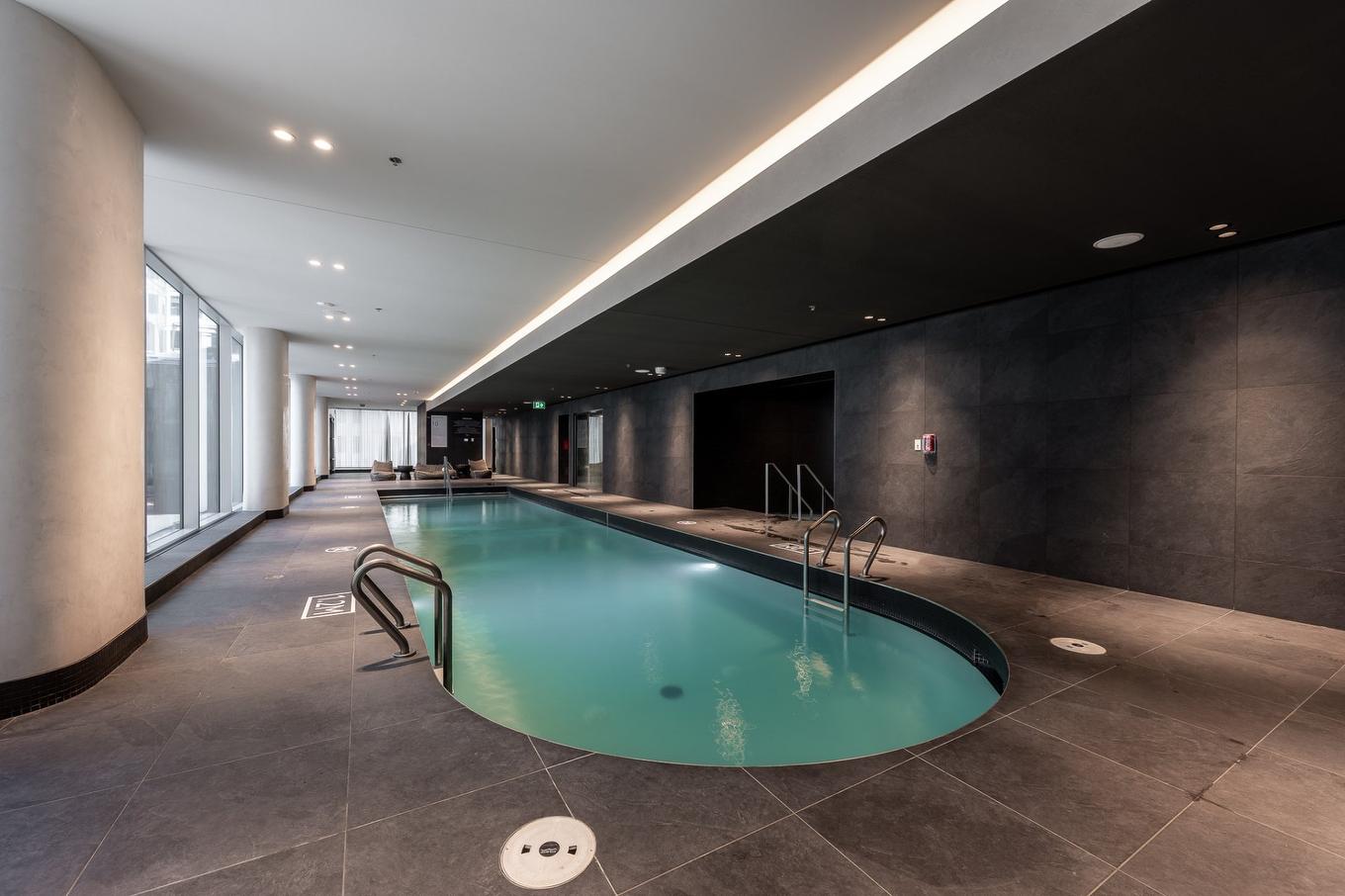 Piscine - 4605-1205 Place Phillips, Montréal (Ville-Marie), QC - Indoor Photo Showing Other Room With In Ground Pool